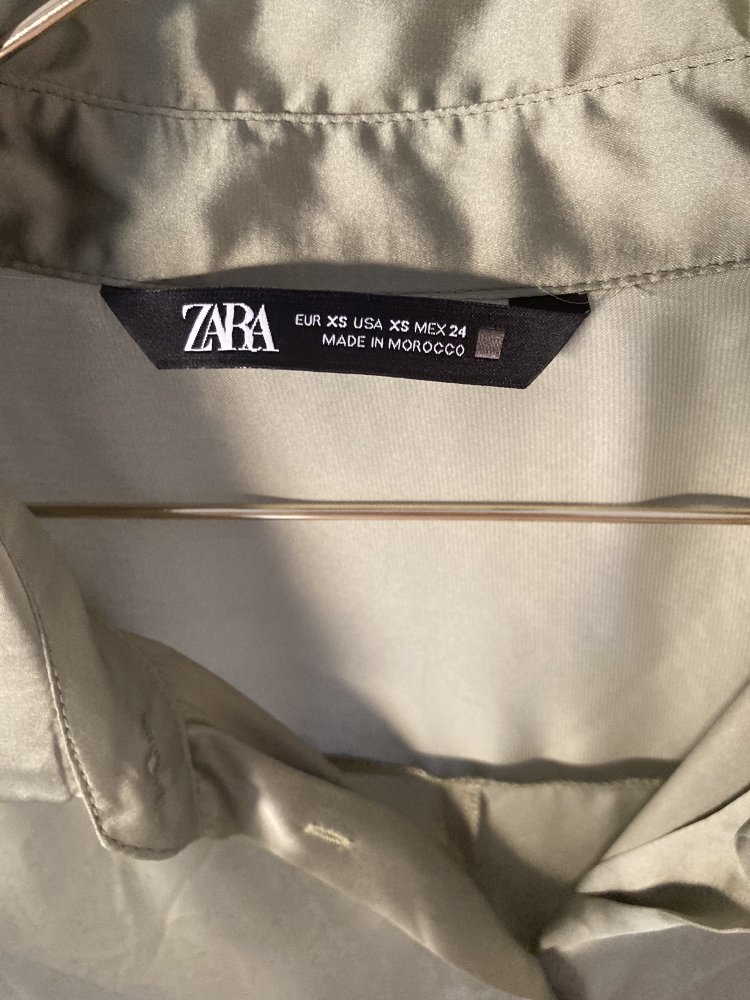 Grüne Satin Oversize Bluse von Zara