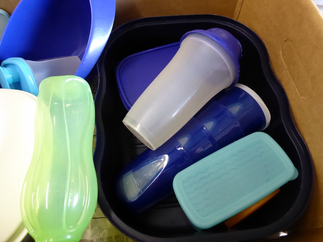 Tupperware Mischkiste großer Laibwächter Flasche Becher Dose usw.