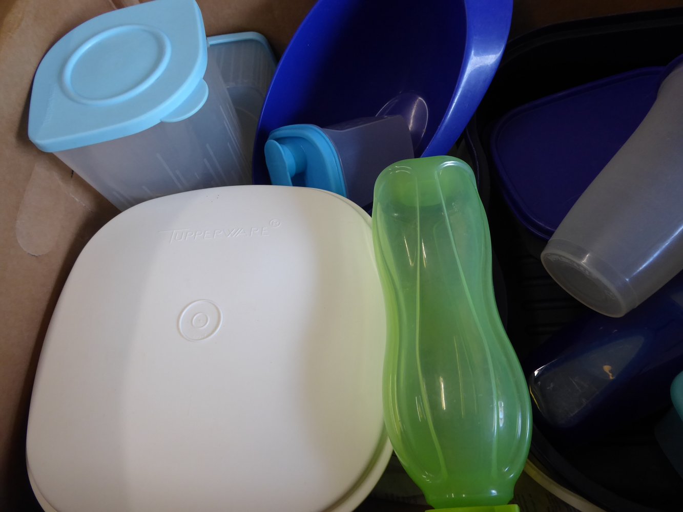 Tupperware Mischkiste großer Laibwächter Flasche Becher Dose usw.