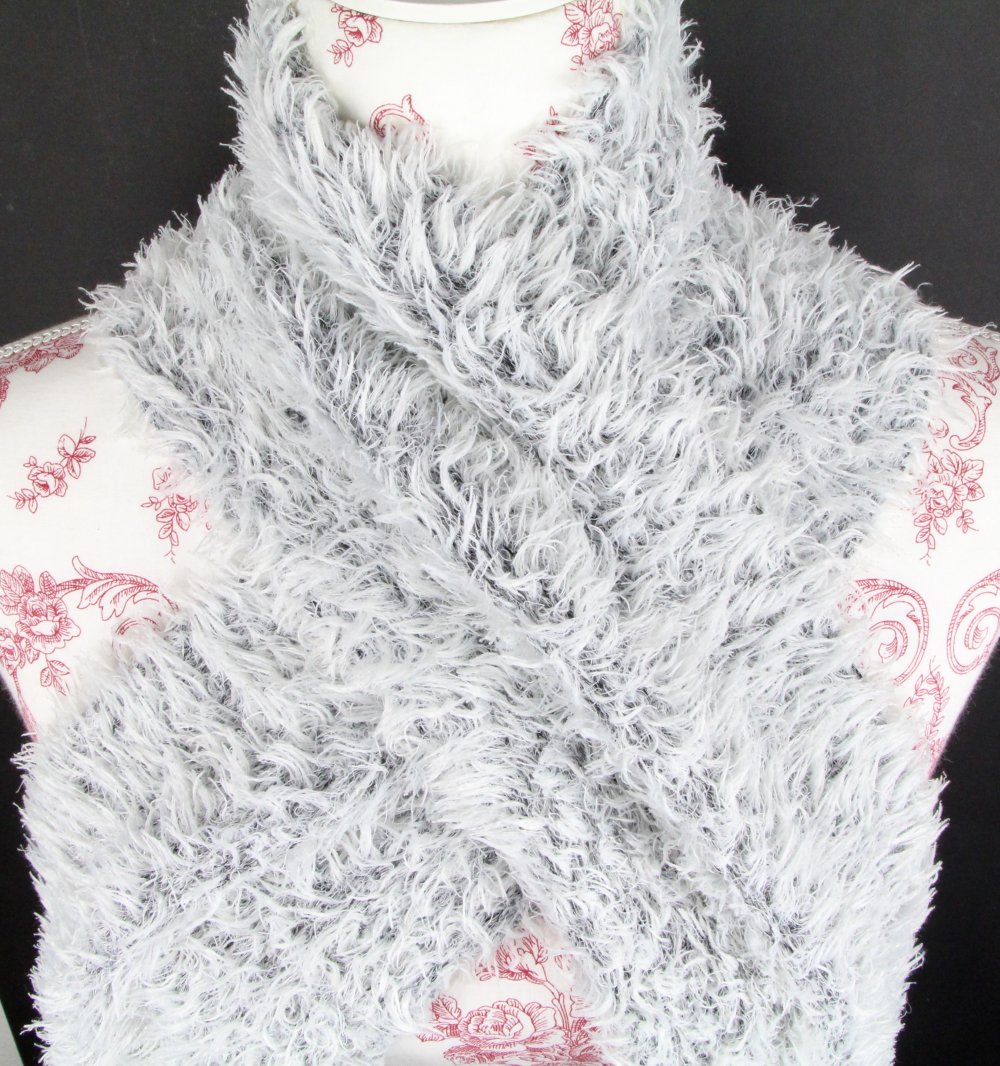 Halstuch Tuch Schal grau schwarz weiß grau warm flauschig Winterkleidung Damenkleidung