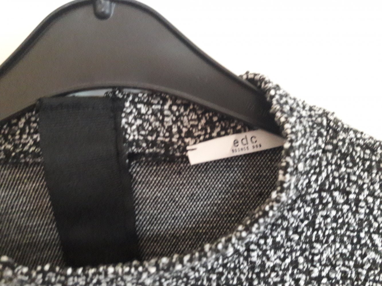 Schönes Kleid mit Stehkragen