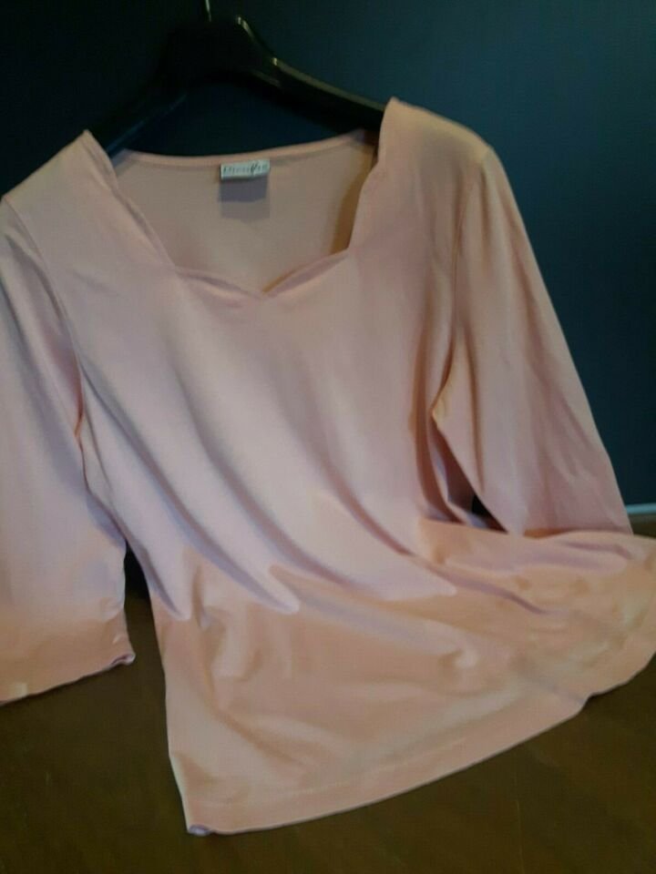 Damen T-Shirt von Dress In