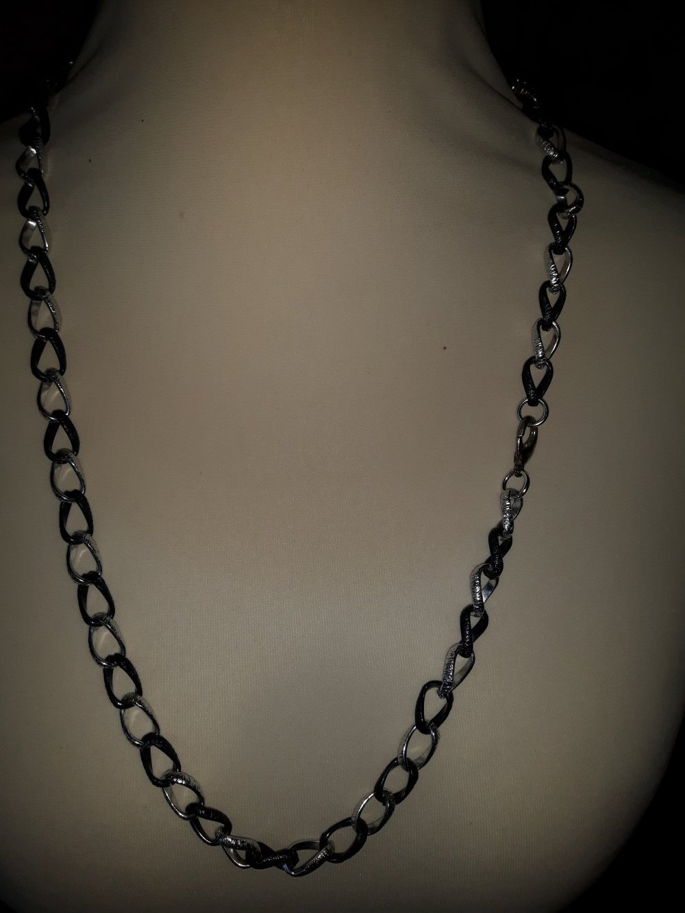 Moderne Damenbluse mit passender Kette