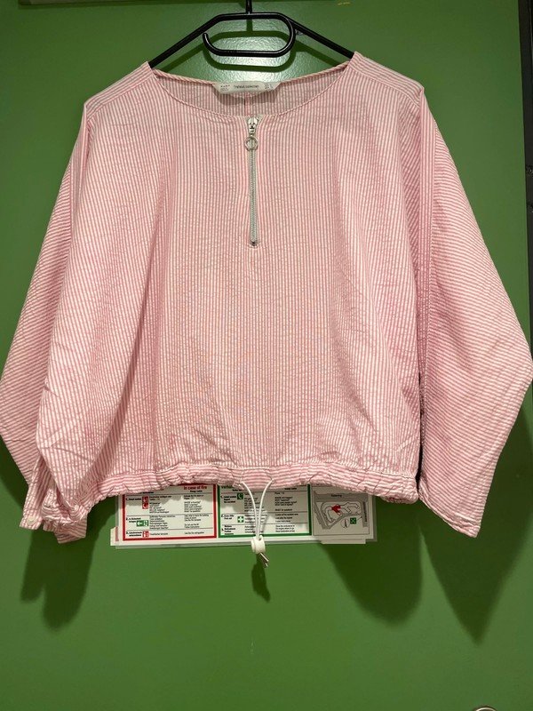 Gestreiftes Oberteil mit Reißverschluss