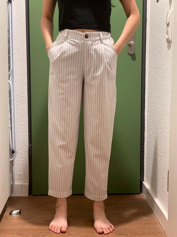 Weiße gestreifte Hose