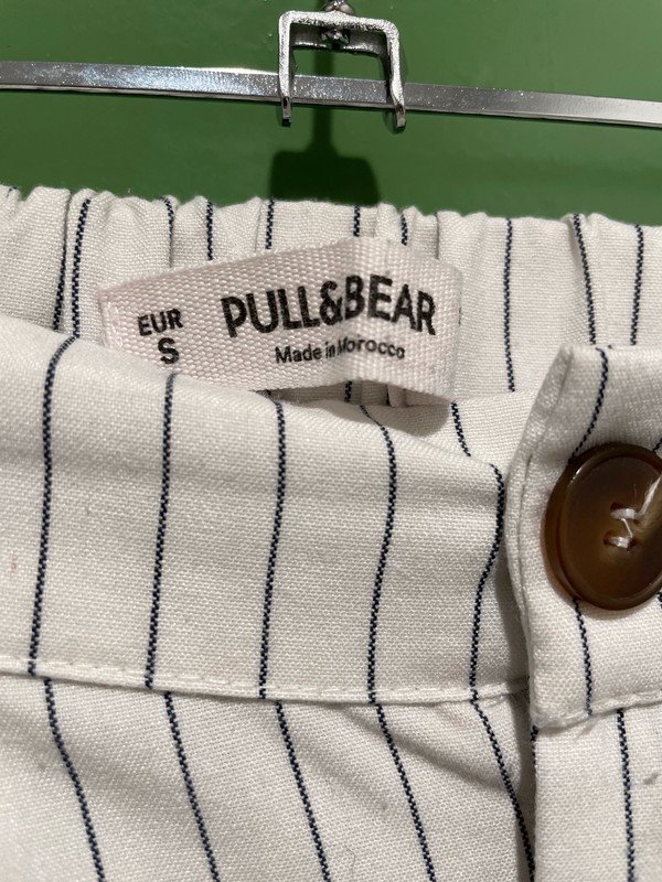 Weiße gestreifte Hose