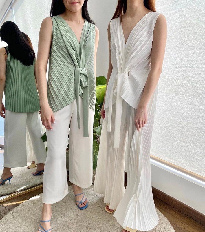 NEU Salbeigrüne Faltenbluse