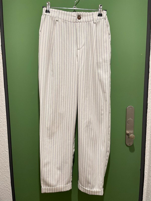 Weiße gestreifte Hose