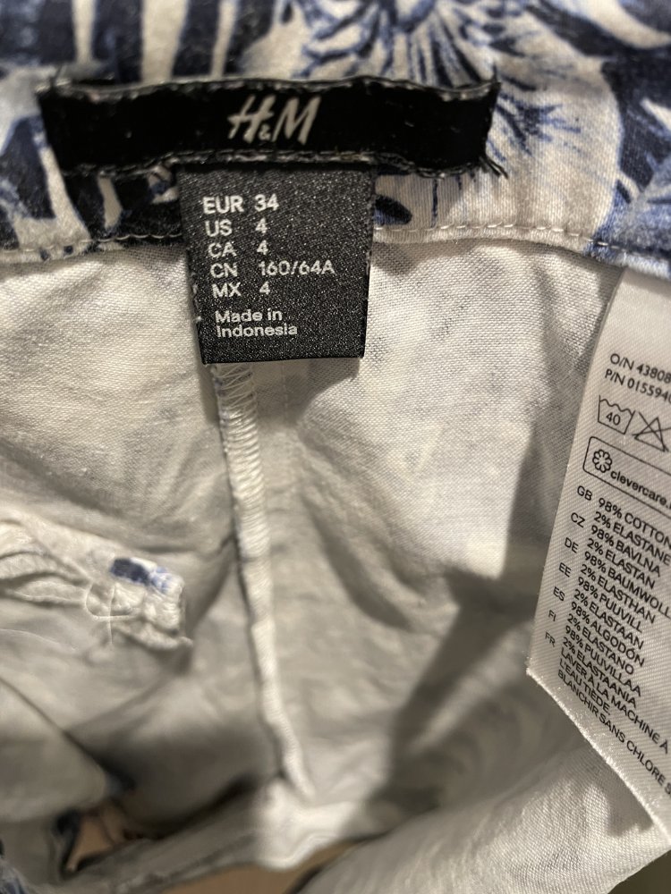 H&M Shorts mit blauem Blumenmuster