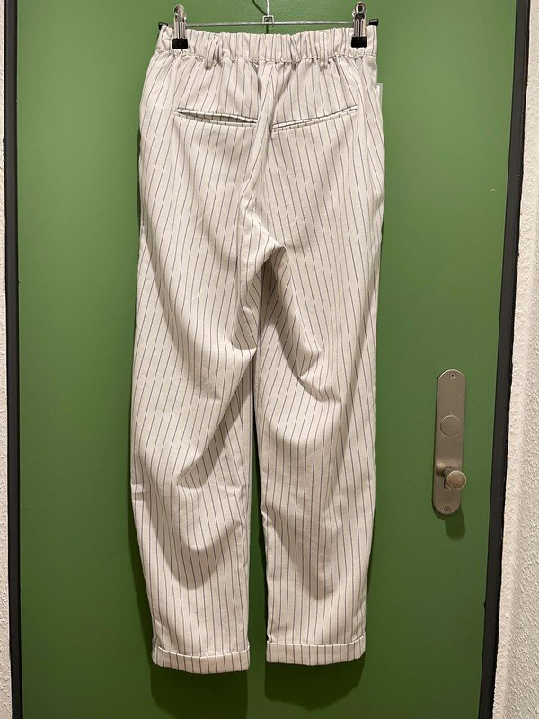 Weiße gestreifte Hose