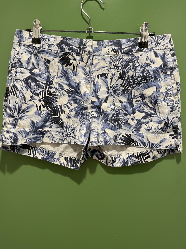 H&M Shorts mit blauem Blumenmuster