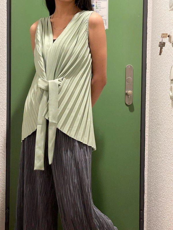 NEU Salbeigrüne Faltenbluse