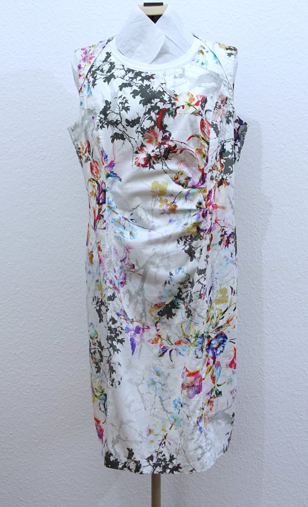 Sommerliches Etuikleid, Baumwolle, weiß mit buntem Muster, Gr. 42