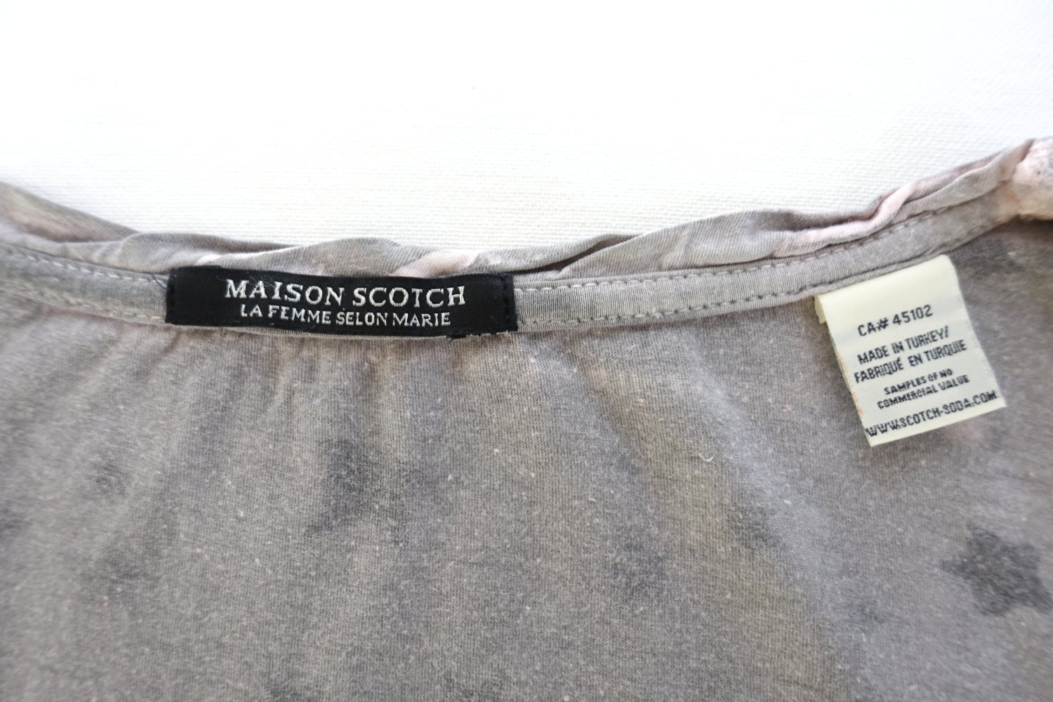 Maison Scotch T-Shirt, grau mit Sternen, Größe 36/38