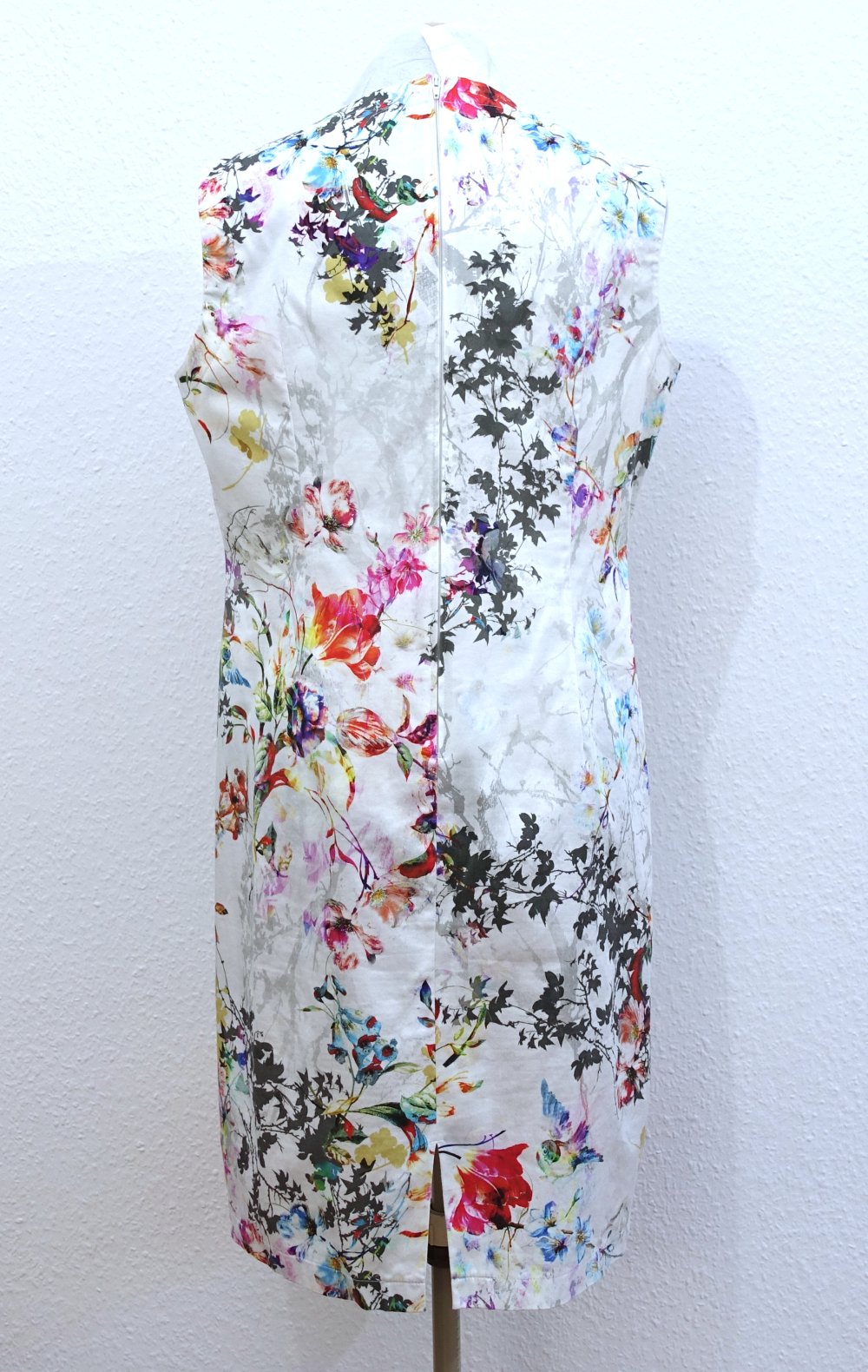 Sommerliches Etuikleid, Baumwolle, weiß mit buntem Muster, Gr. 42