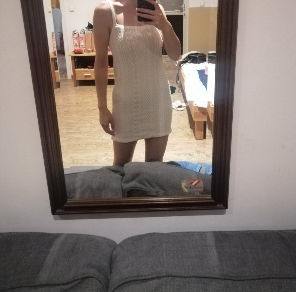 Anliegendes Strickkleid