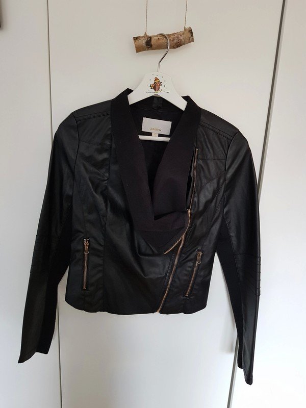 Lässige Kunstlederjacke mit goldenen Elementen