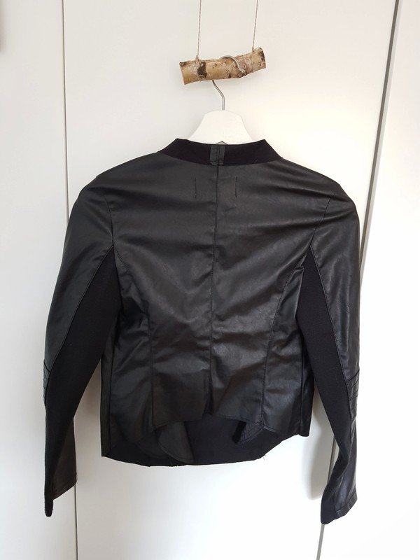 Lässige Kunstlederjacke mit goldenen Elementen