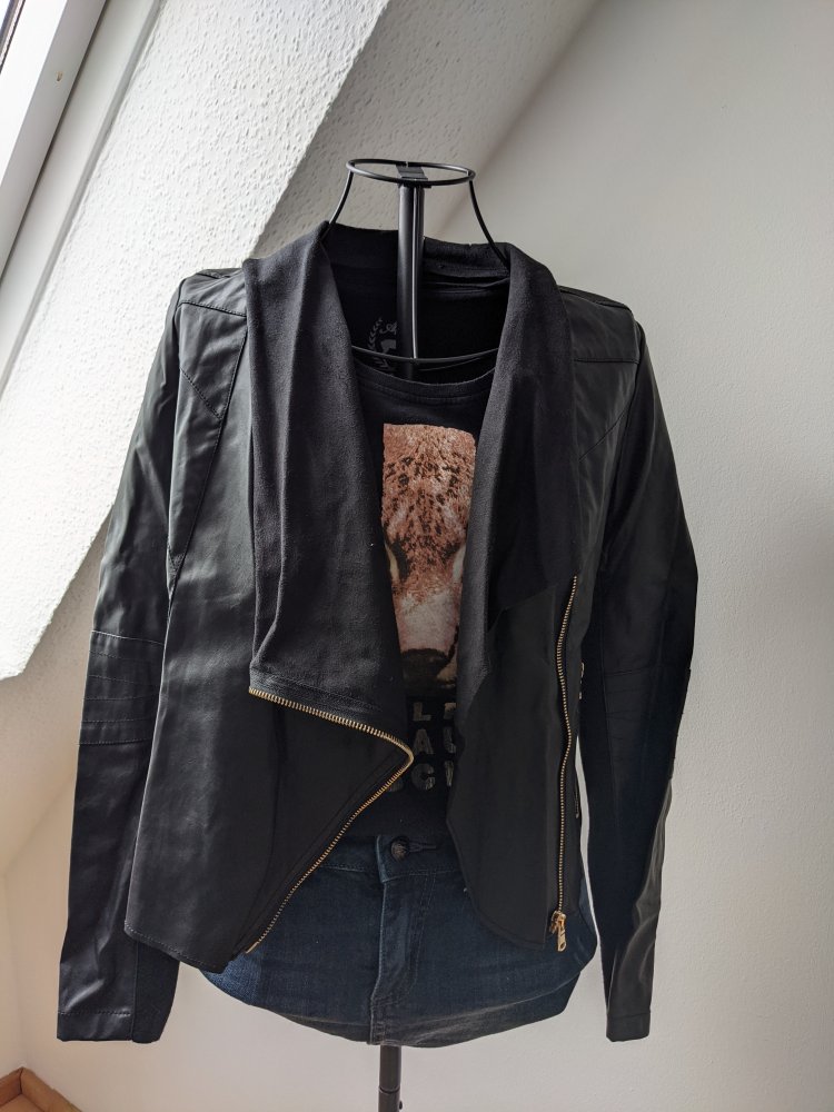 Lässige Kunstlederjacke mit goldenen Elementen