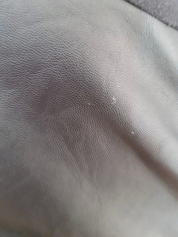 Lässige Kunstlederjacke mit goldenen Elementen