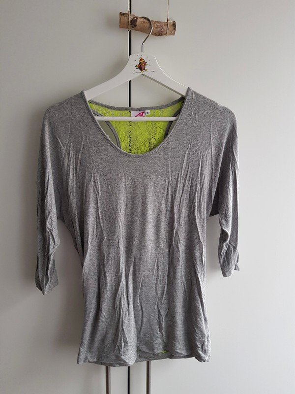 Sportliches Shirt mit Neoneinsätzen