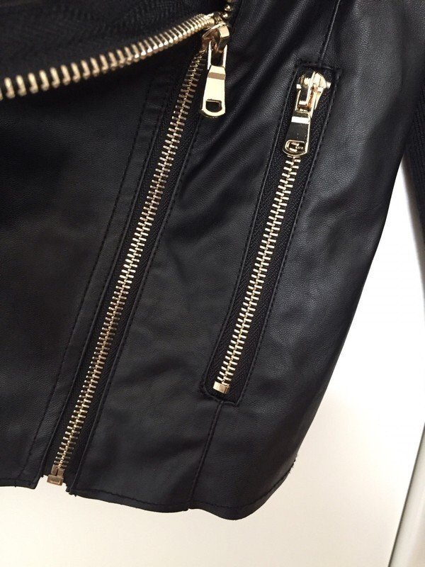 Lässige Kunstlederjacke mit goldenen Elementen