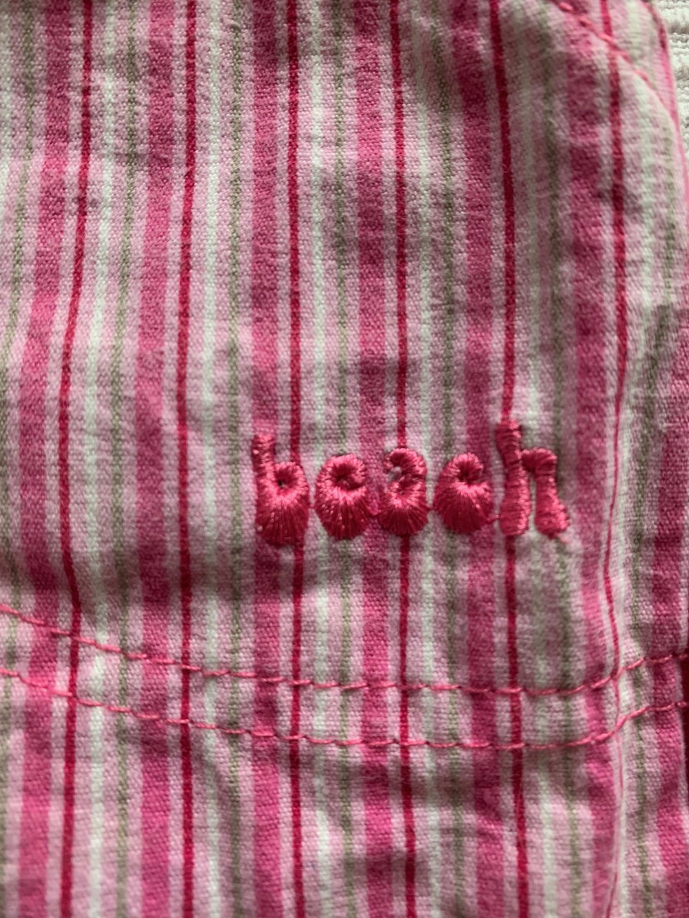 Süße Sommershorts mit kleiner Zierstickerei 