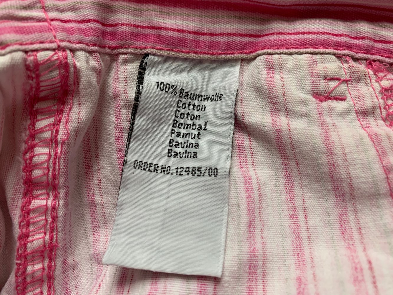 Süße Sommershorts mit kleiner Zierstickerei 