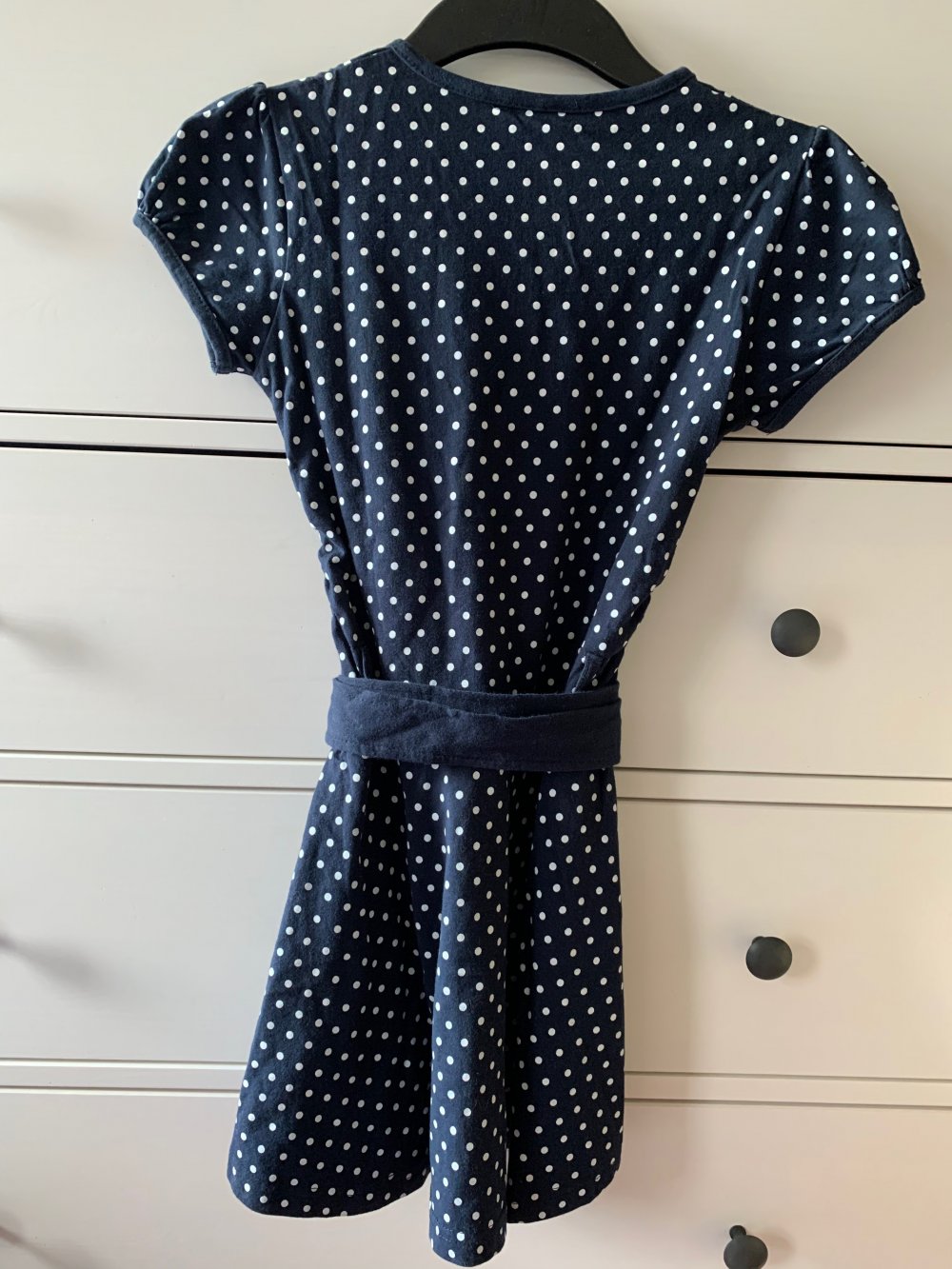 Hübsches dunkelblaues Sommerkleid mit Gürtel 