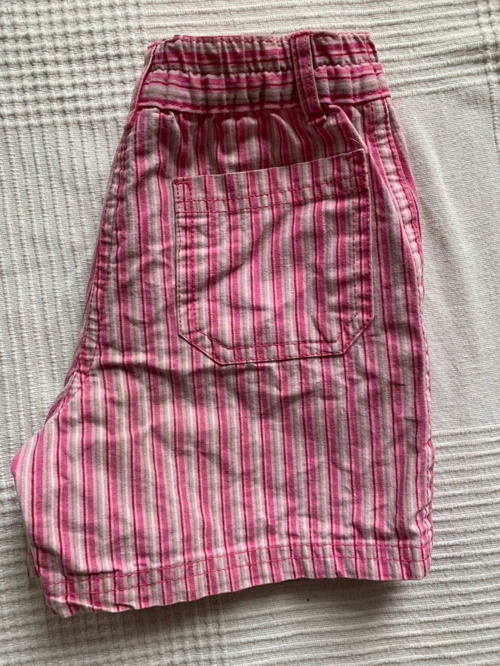 Süße Sommershorts mit kleiner Zierstickerei 
