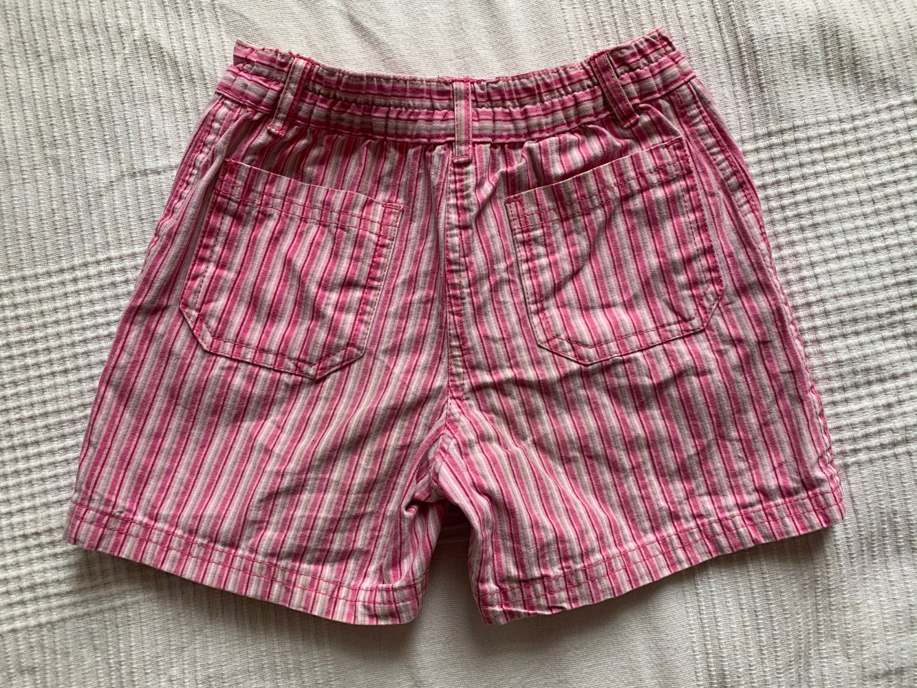 Süße Sommershorts mit kleiner Zierstickerei 