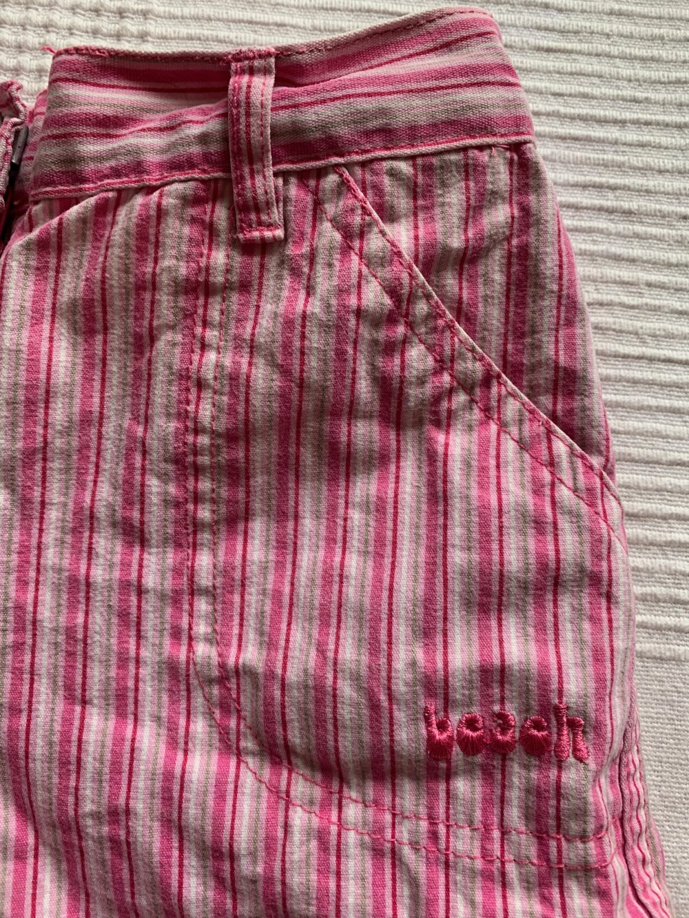 Süße Sommershorts mit kleiner Zierstickerei 