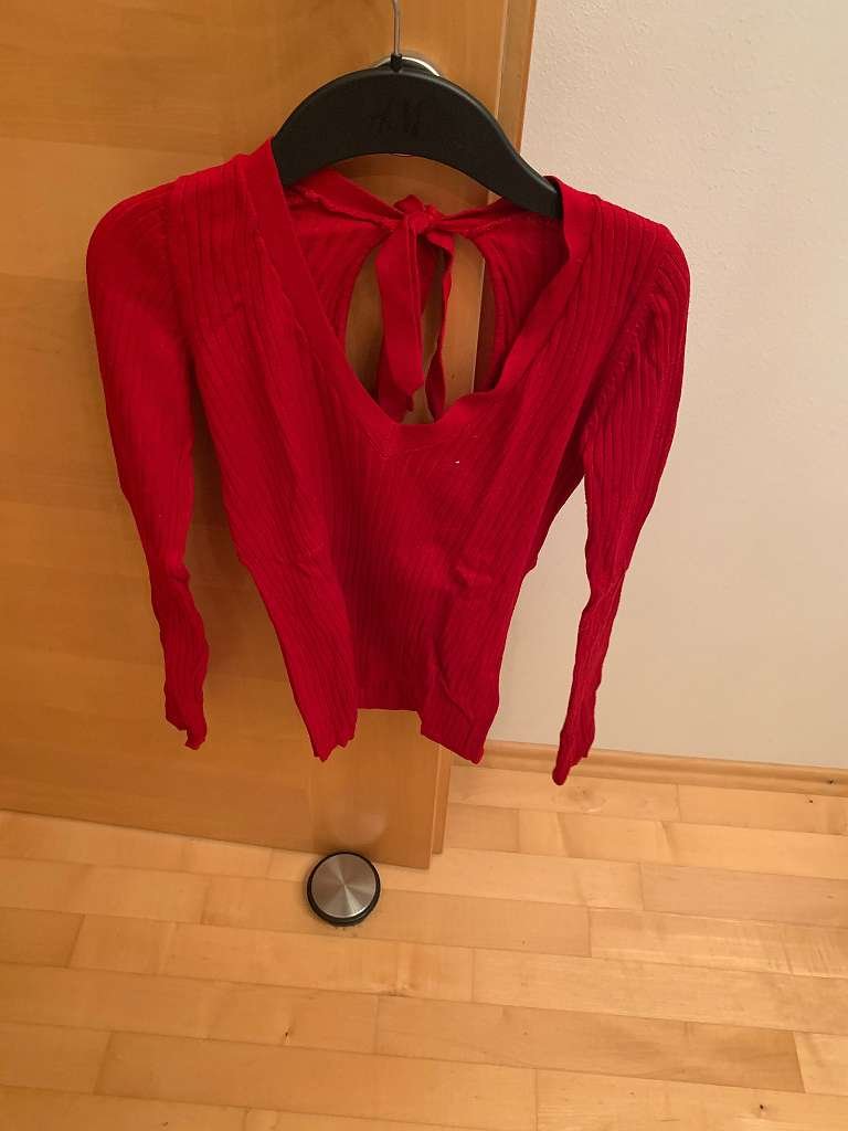 langärmliges rotes Shirt