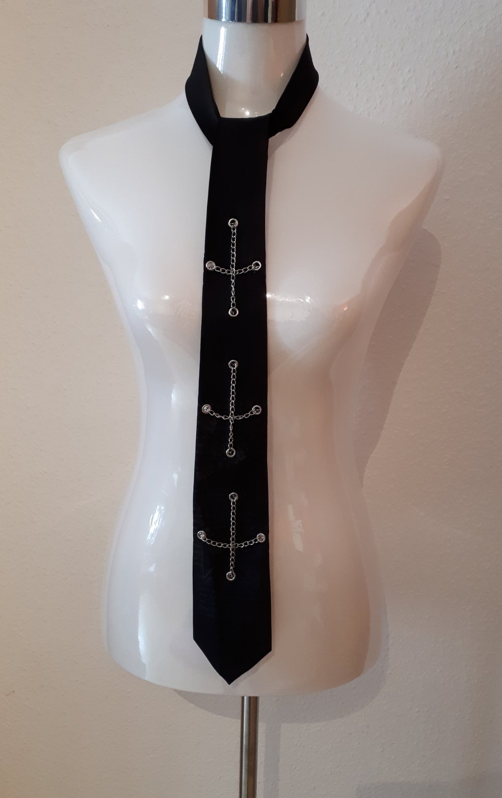 Kravatte mit Nieten und Ketten