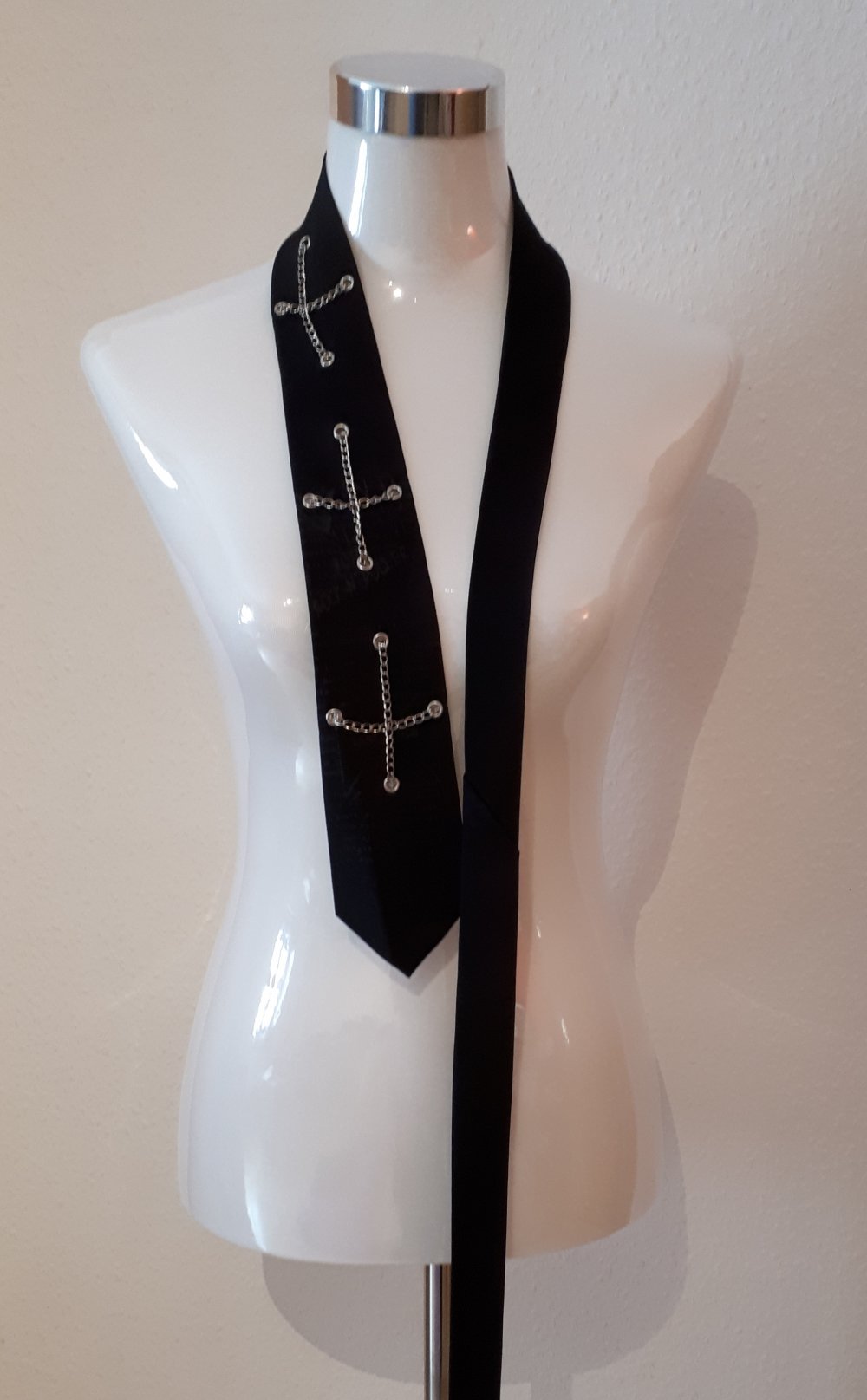 Kravatte mit Nieten und Ketten