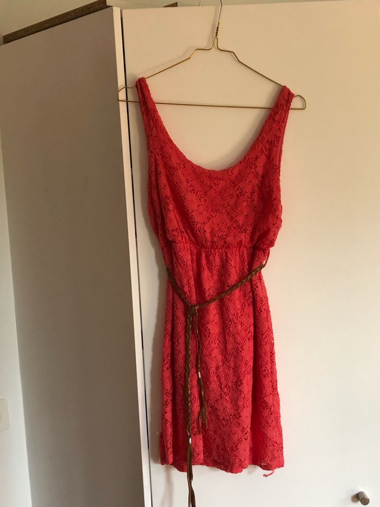 Rotes Sommerkleid in Spitzenoptik