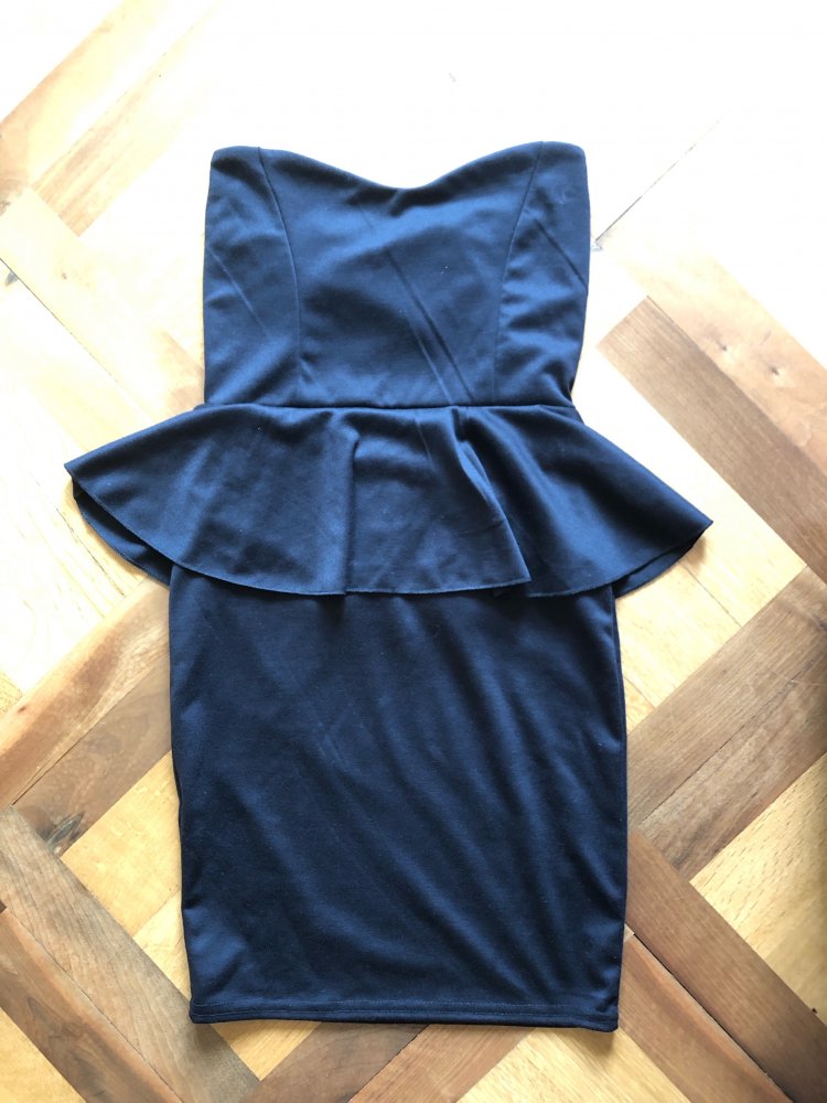 Schwarzes Minikleid mit Schösschen