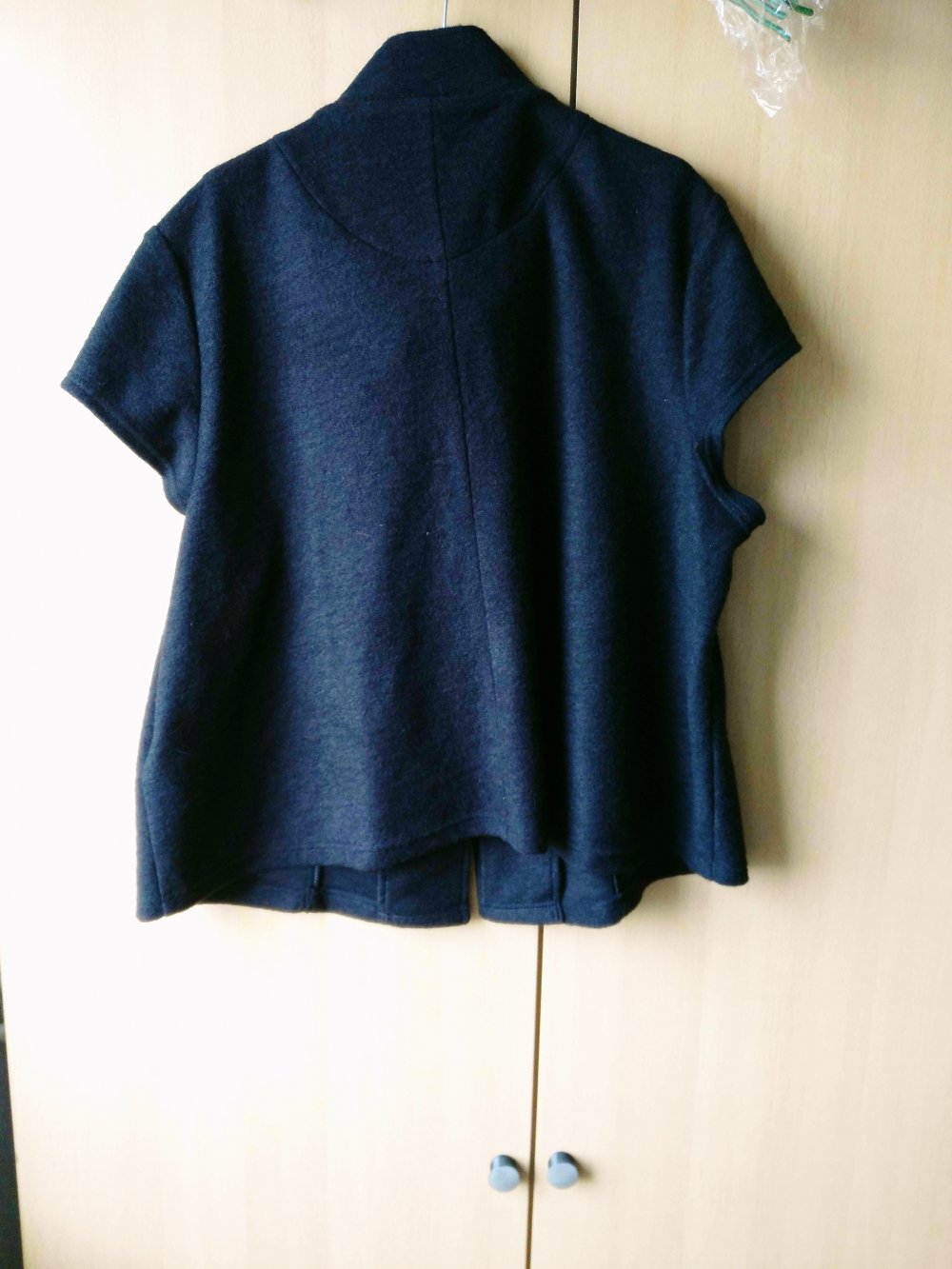 schwarze Kurzarmjacke