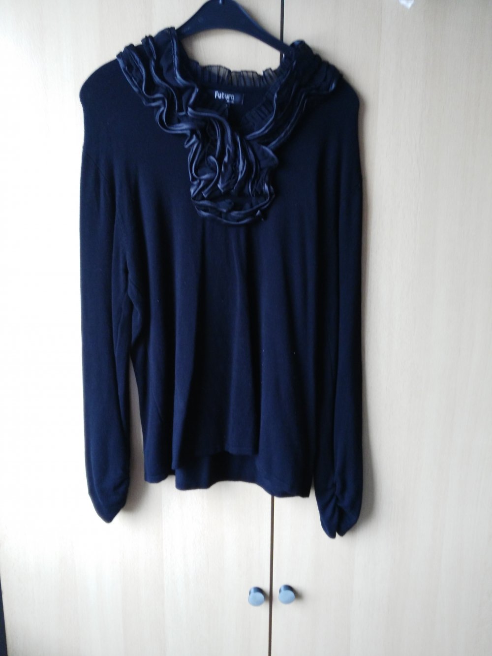 Wunderschöner schwarzer Pulli mit Rüschen