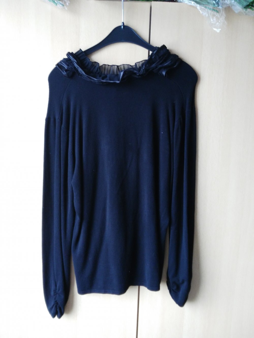 Wunderschöner schwarzer Pulli mit Rüschen