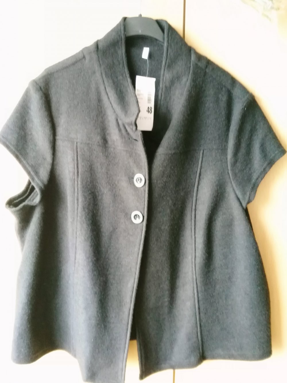 schwarze Kurzarmjacke