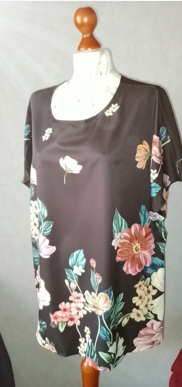 Shein Curve Damen Sommer Shirt blumig Gr.XL schwarz bunt geblümt- Neuw.