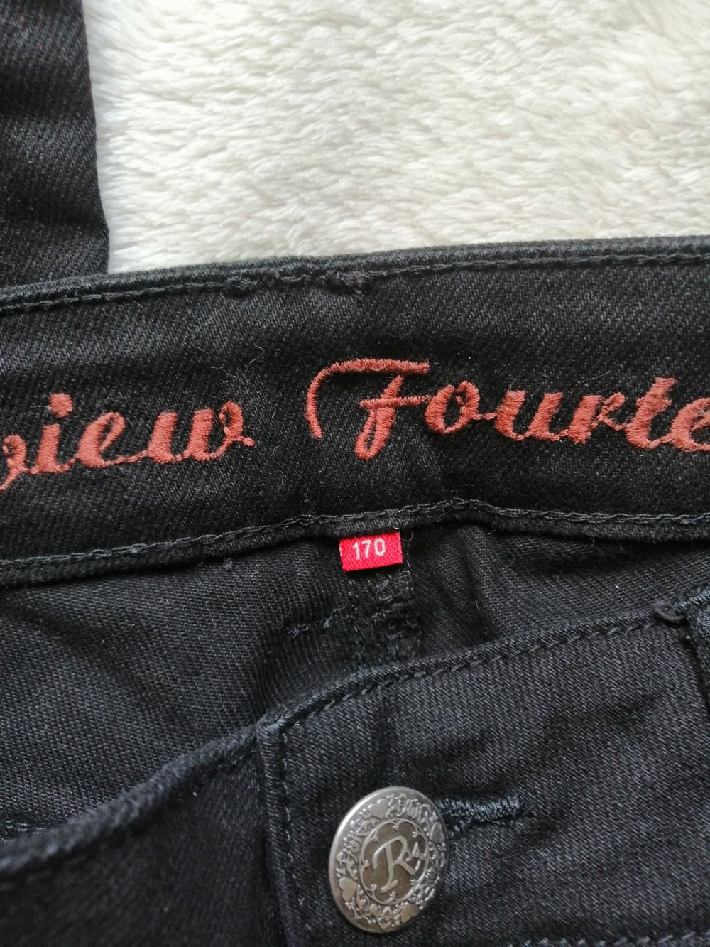 Schmal geschnittene schwarze Jeans