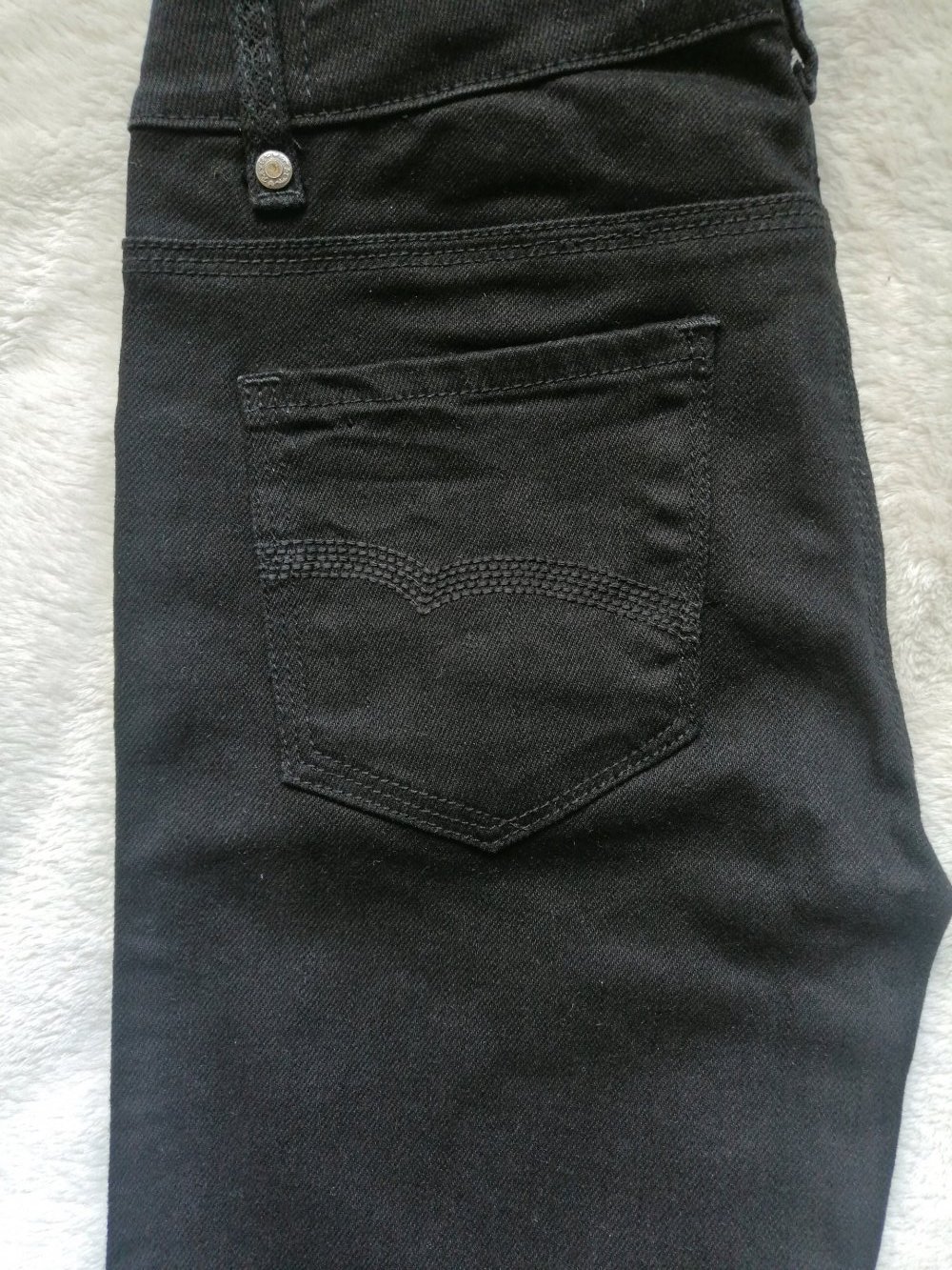 Schmal geschnittene schwarze Jeans