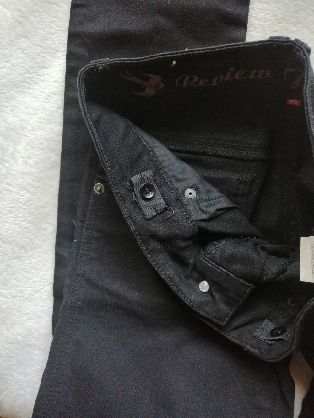 Schmal geschnittene schwarze Jeans