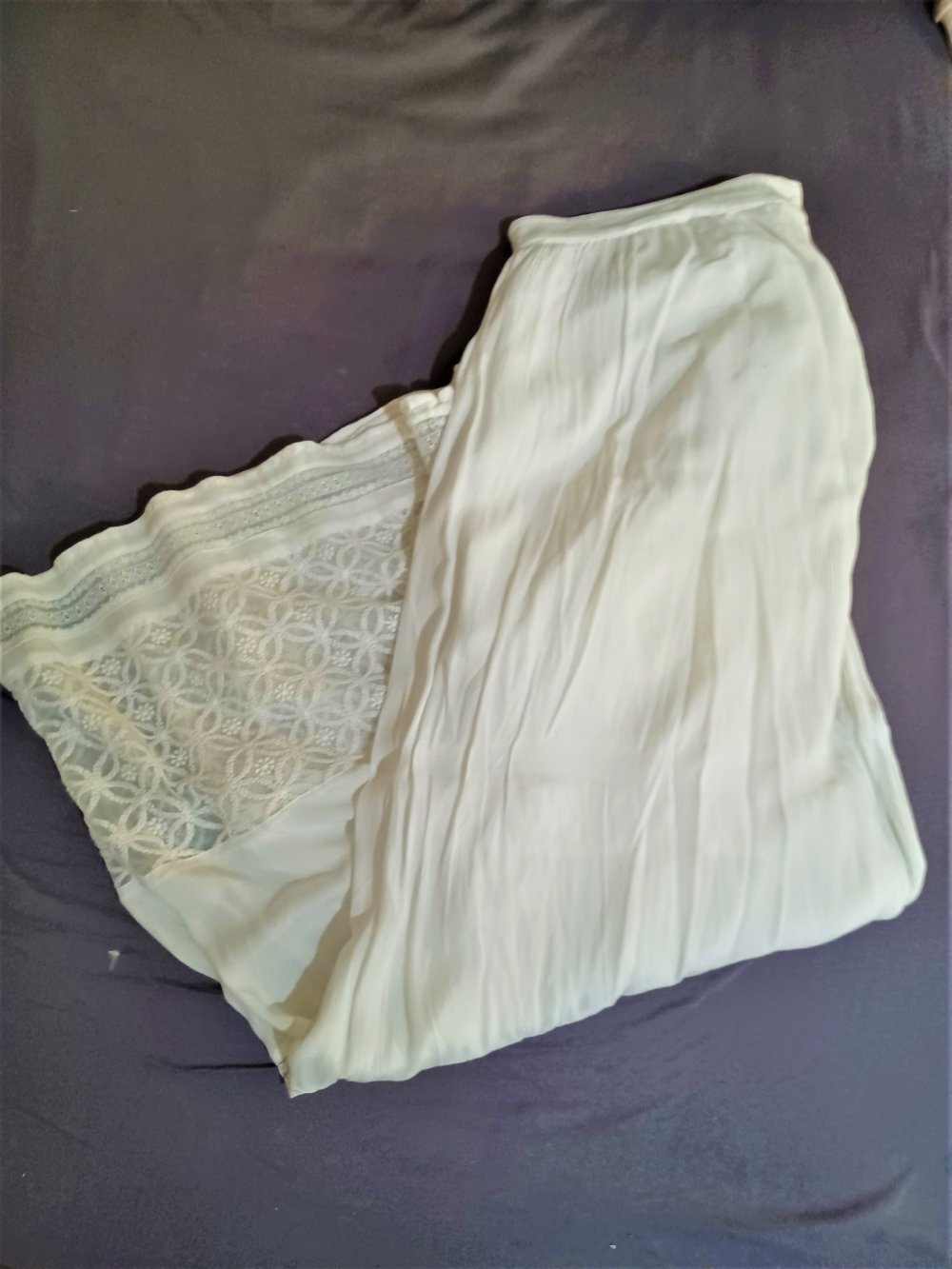 Bodenlanger weisser Rock