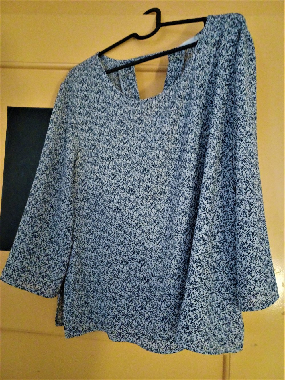 Blau/weiss geblümte Bluse