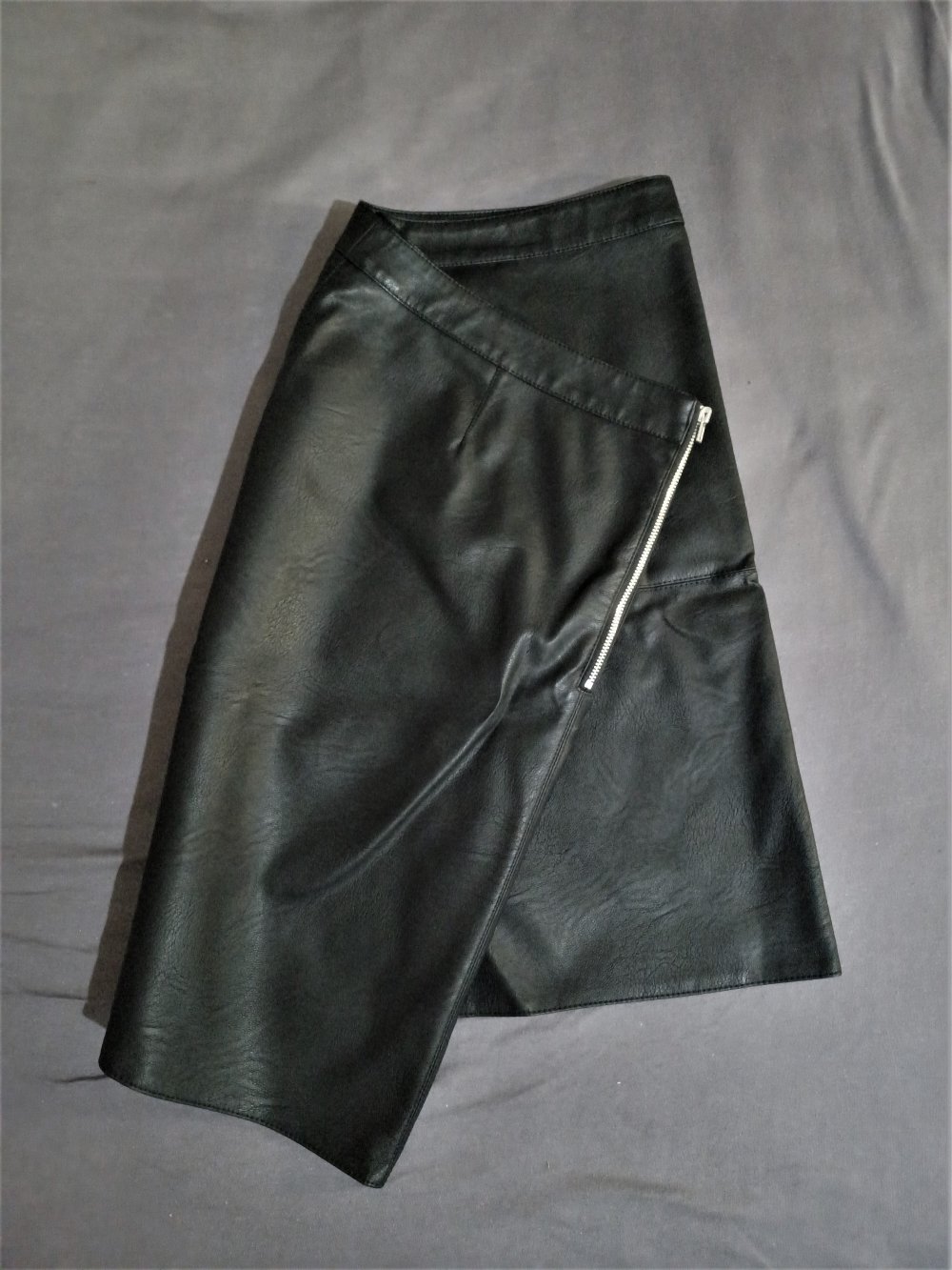 Kurzer Rock aus Lederimitat