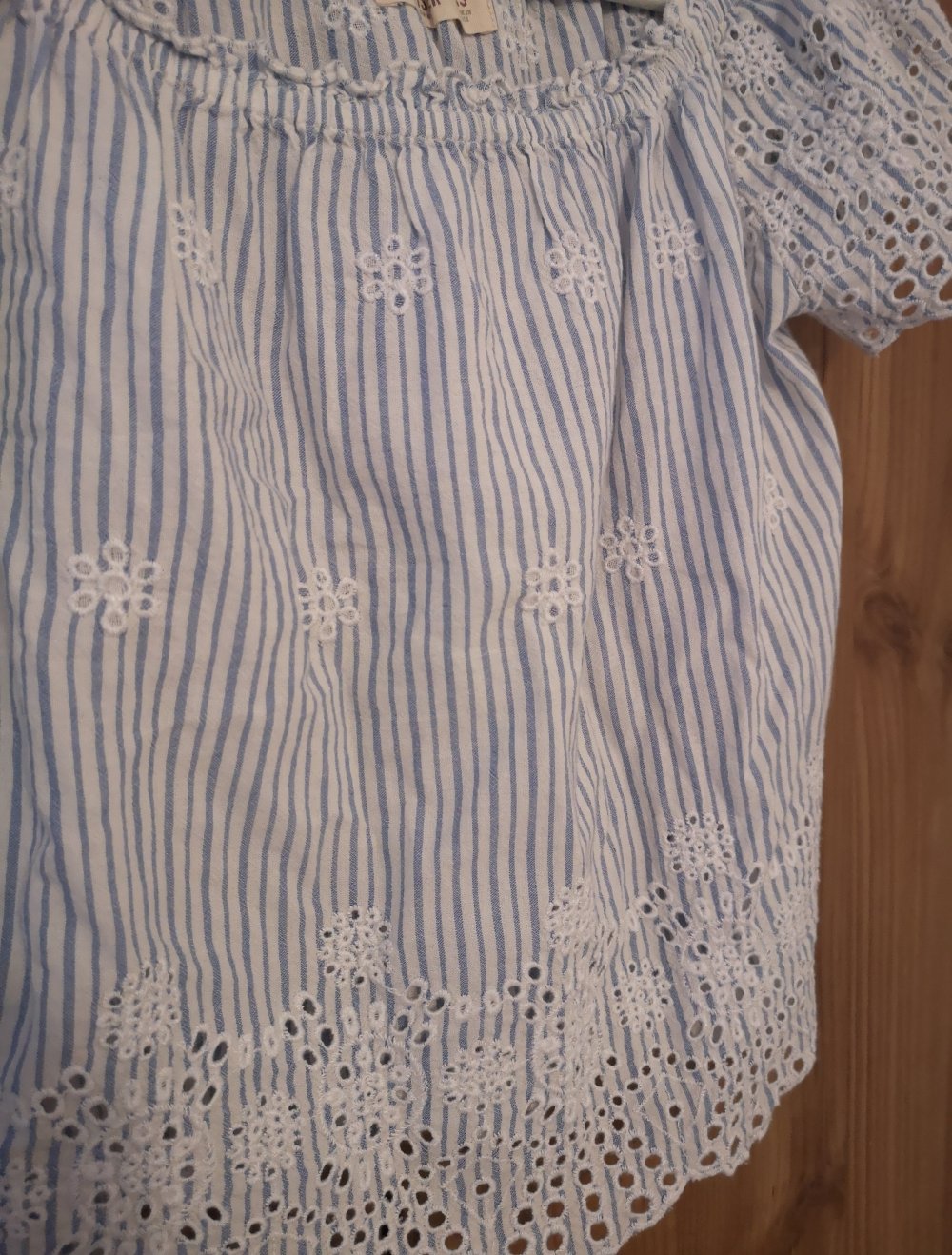 Sehr schönes weiß-blau gestreiftes T-shirt