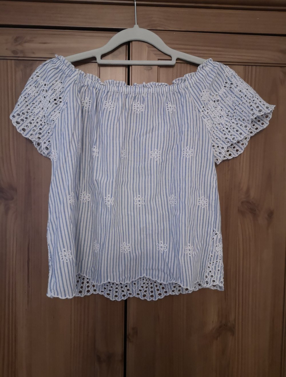 Sehr schönes weiß-blau gestreiftes T-shirt